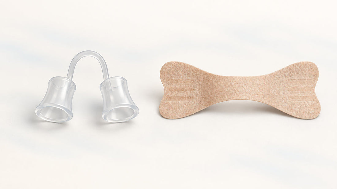 Illustratie van een interne neusspreider naast een beige zelfklevende neusstrip.