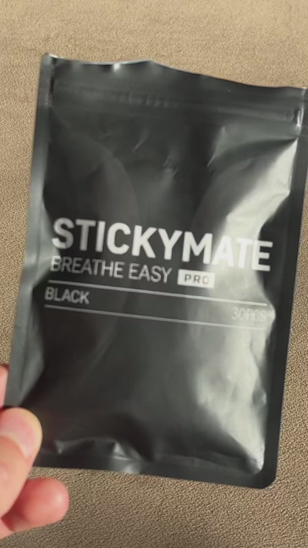 The Sticky Mate black mouth tape demo: flexible, breathable material and easy-peel adhesive for comfortable use.